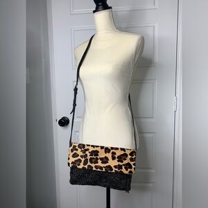 Clever Carriage Leopard Print Crossbody Bag‎